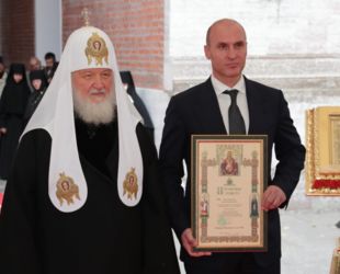 Глава Комитета по строительству получил грамоту из рук Патриарха