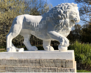 Новые скульптуры сторожевых львов вместо разрушенных установили в Московском парке Победы