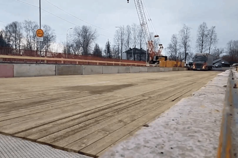 В Карелии открыли движение по временному мосту через реку Мегрега в Олонце