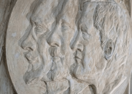 Под потолком Дома Радио в Санкт-Петербурге нашли барельеф — портрет архитекторов здания