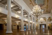 В Челябинском театре оперы и балета отремонтировали все колонны в фойе второго этажа