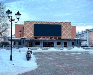 Зданию киноцентра в Великом Новгороде вернули исторический фасад