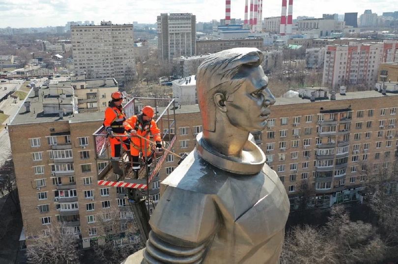 В Москве памятник Юрию Гагарину промыли в преддверии Дня космонавтики