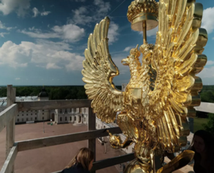 На башню Гатчинского дворца вернулся Трехглавый орел