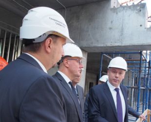 Строительство Ледовой арены в Новосибирске оценил запмред Правительства РФ Дмитрий Чернышенко