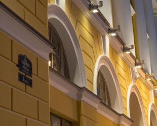 Восстановлена художественная подсветка двух зданий на площади Островского и улице Зодчего Росси