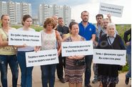 Дольщики ЖК “Янино-парк” от СУ-155 перекрыли Колтушское шоссе. Они записали видеообращение в адрес президента РФ Владимира Путина с просьбой обратить внимание на долгострой