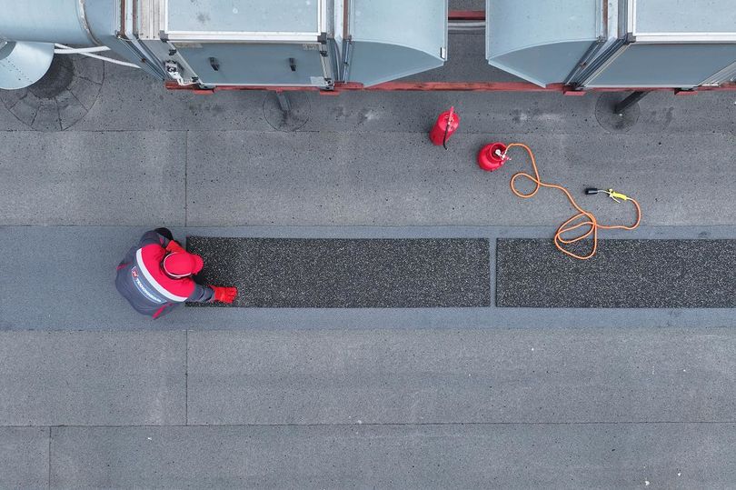 Нам по пути: как сделать эффективную пешеходную дорожку для кровли