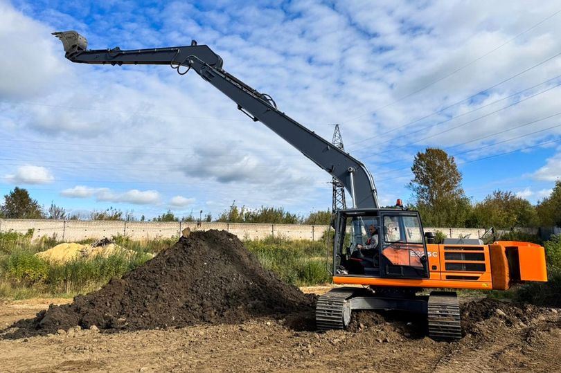 Тверское предприятие изготовило первый опытный образец экскаватора со сверхдлинным оборудованием