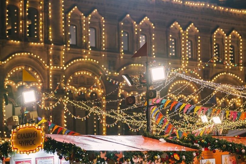 В 2024 году по периметру ГУМ-Катка были установлены 72 светодиодных светильника FFL FEREKS